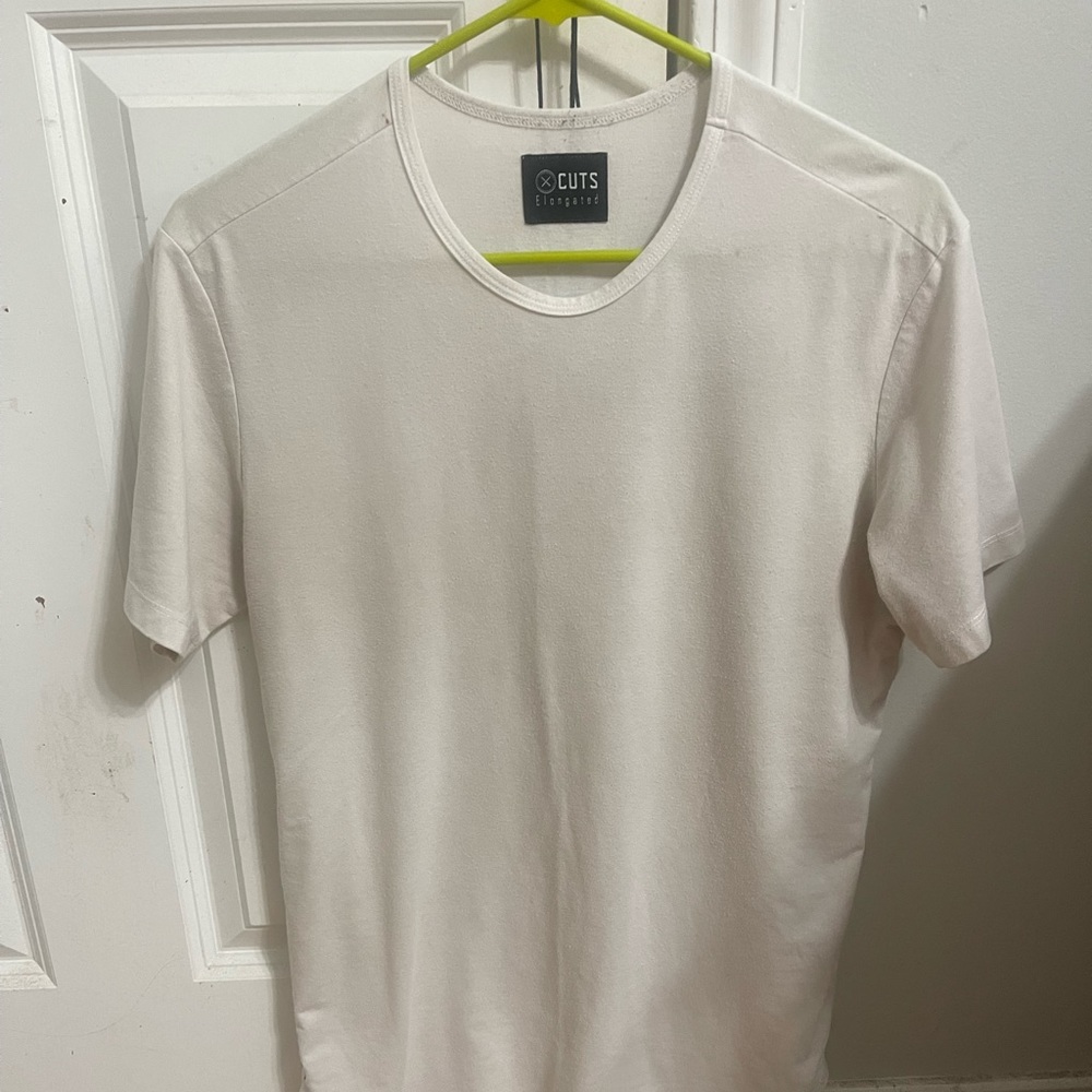 Mens White Cuts elongated tshirt. Mens small. Old cut